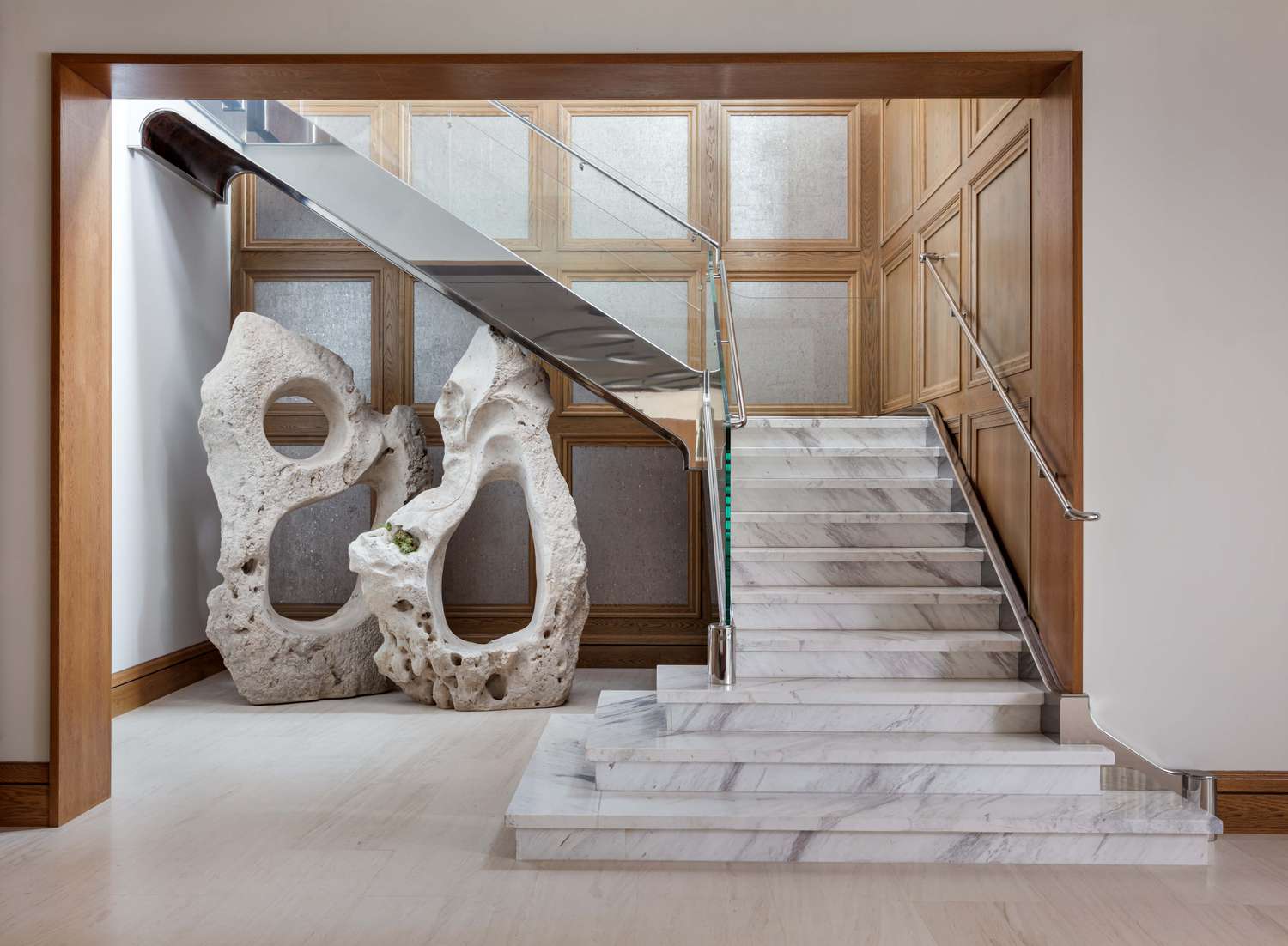 Intérieur minimaliste avec de l'art sculptural.