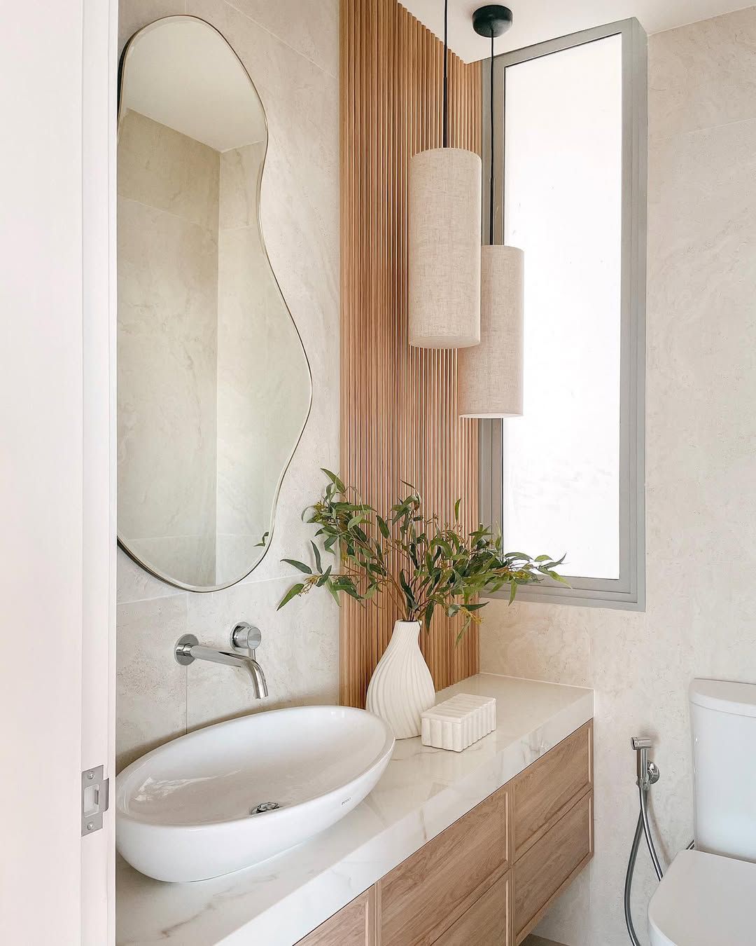 Intérieur minimaliste avec des matériaux naturels.
