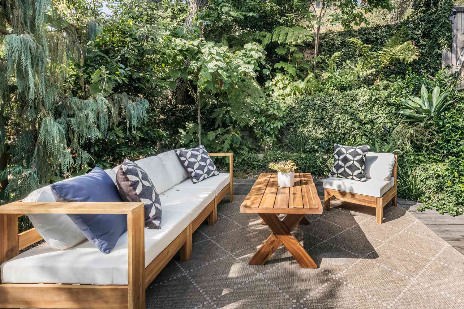 Mobilier de patio en matériaux clairs et bois léger