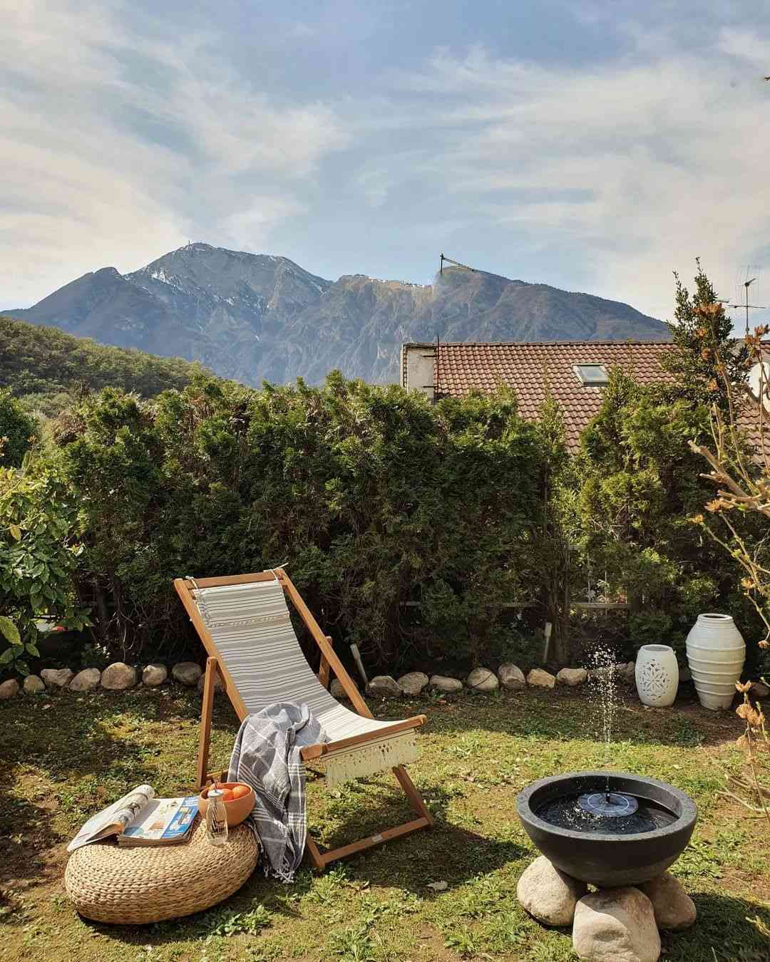 Un jardin avec une vue et une zone de détente