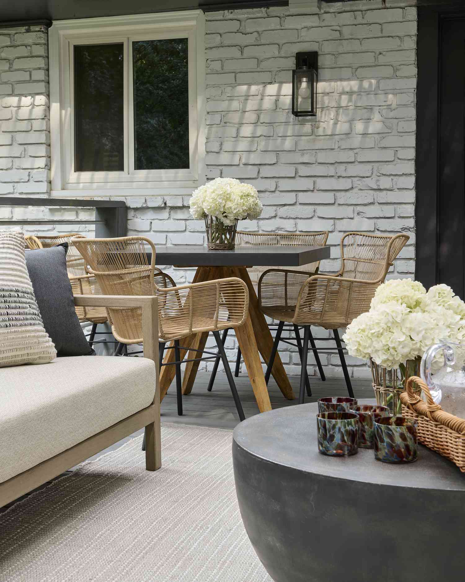 Table à manger sur une terrasse