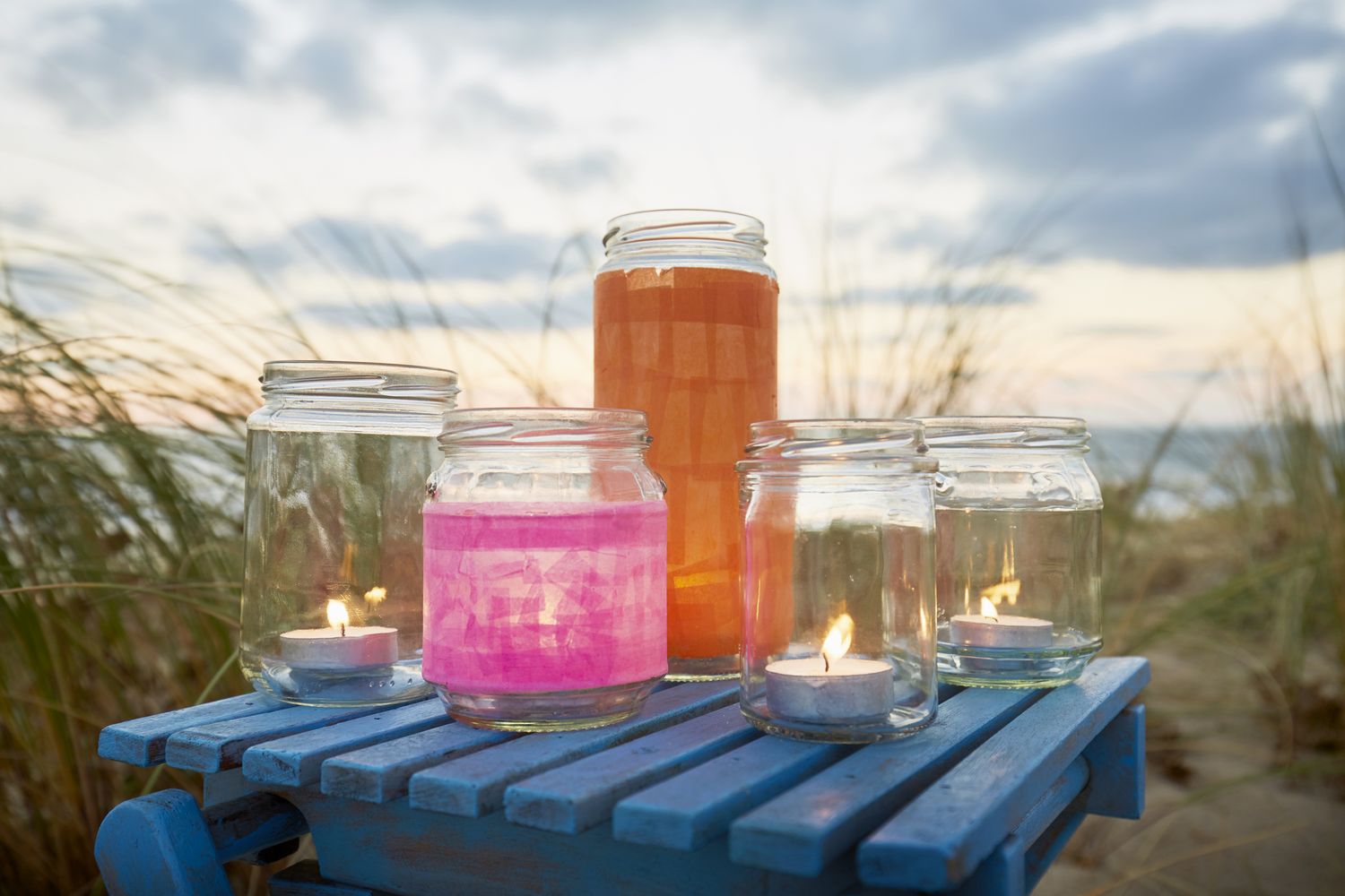 Des pots en verre avec des bougies à l'intérieur