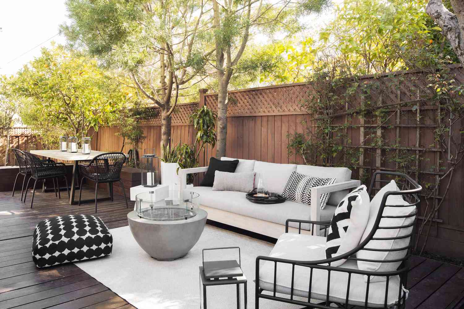 patio arrière avec mobilier inspiré de l'intérieur