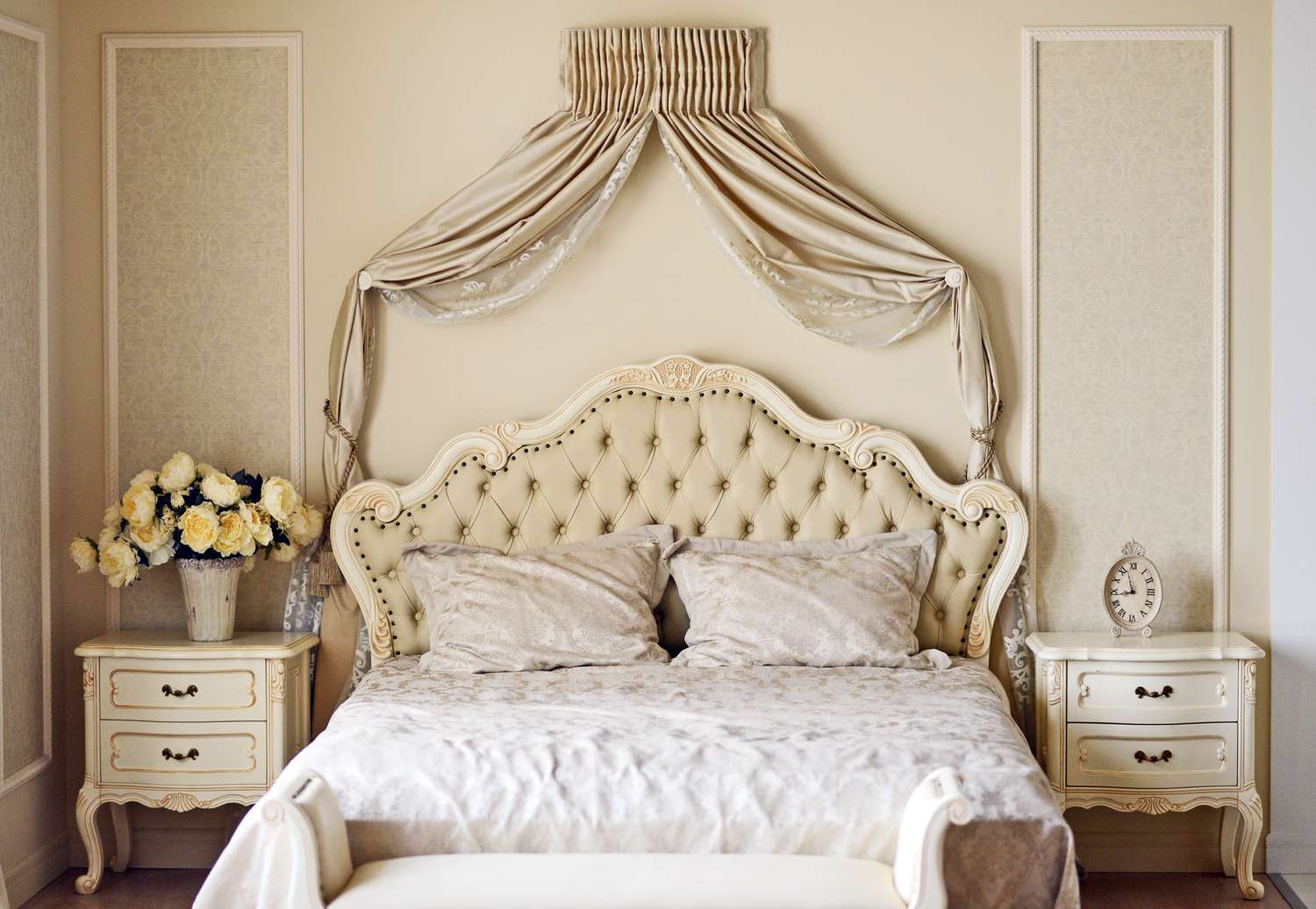 Lit de luxe dans une chambre au style romantique