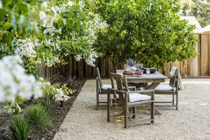 jardin moderne avec table de pique-nique en bois gris
