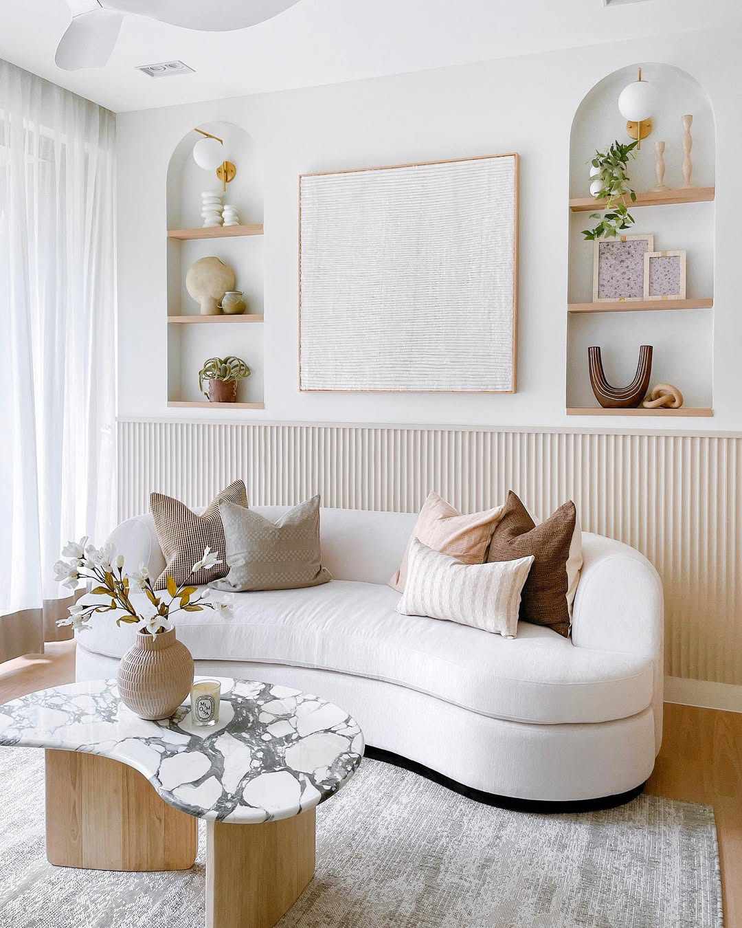 Intérieur minimaliste avec des meubles sculpturaux.