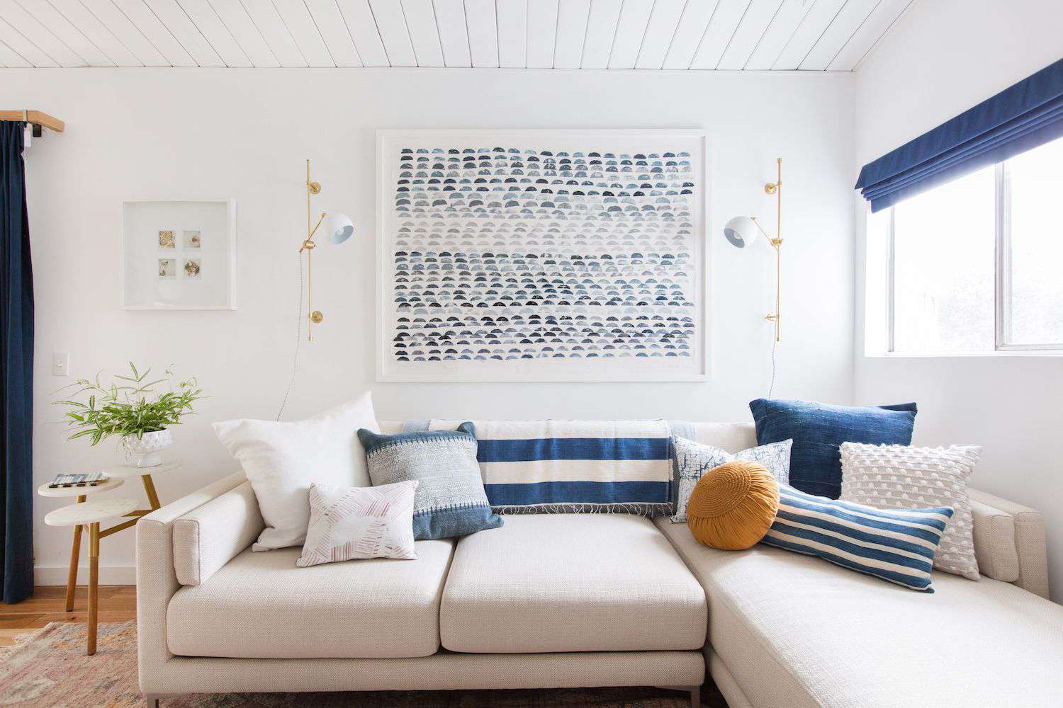 salon avec canapé stylisé avec des coussins décoratifs