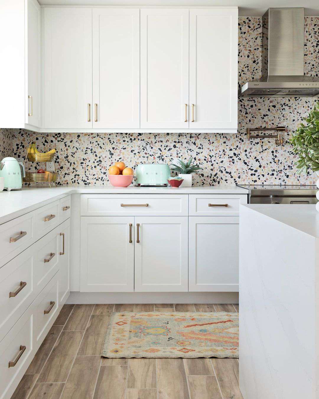 cuisine de style rétro avec crédence en terrazzo
