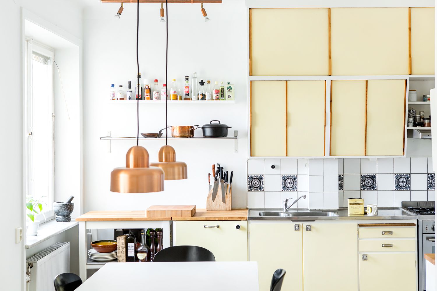 placards de cuisine jaune beurre