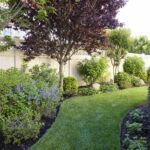 6 astuces malignes pour camoufler ce qui gâche la vue dans votre jardin (sans se ruiner), validées par des pros