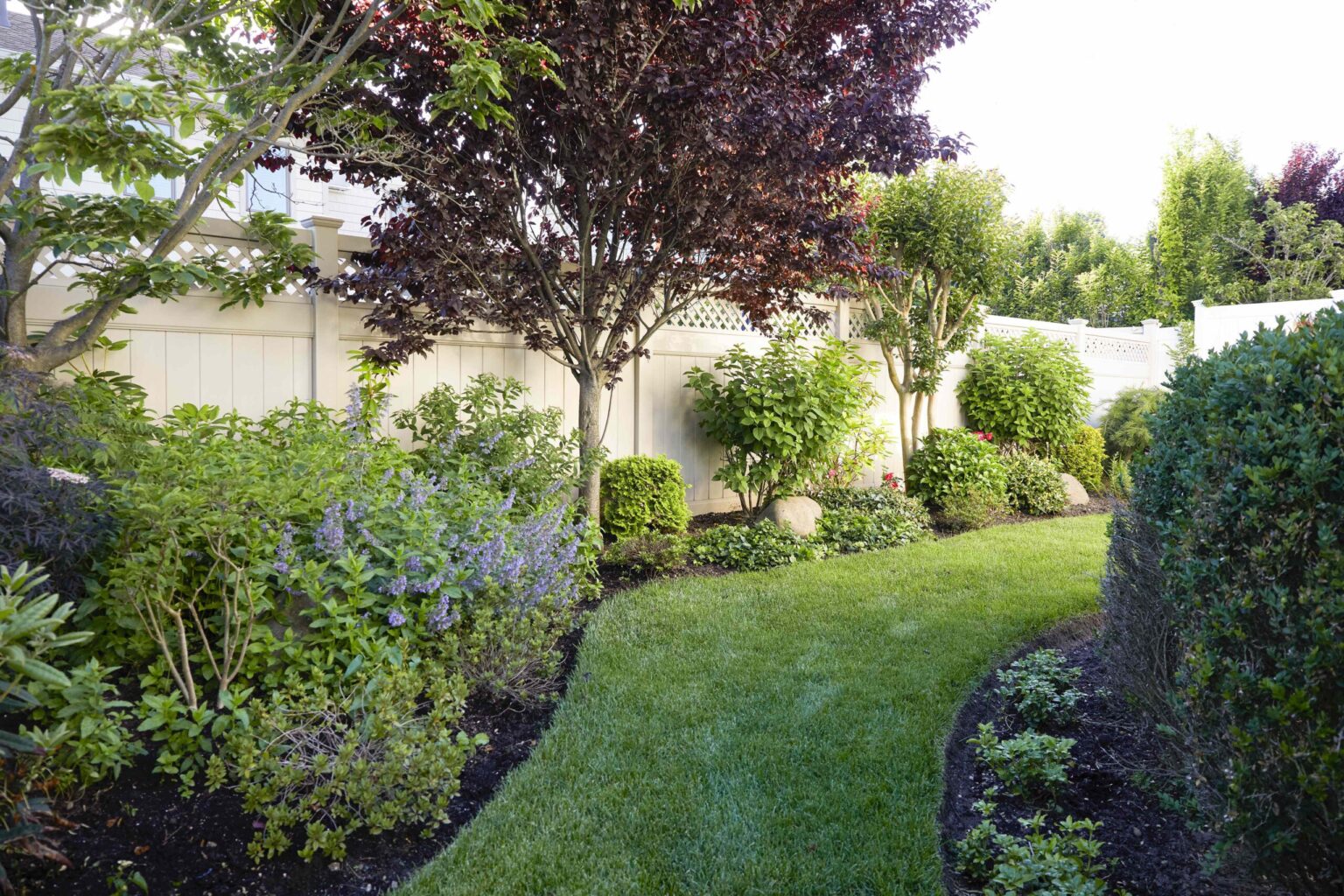 6 astuces malignes pour camoufler ce qui gâche la vue dans votre jardin (sans se ruiner), validées par des pros