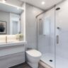 Comment donner une impression d’immensité à une minuscule salle de bain de location, selon les décorateurs