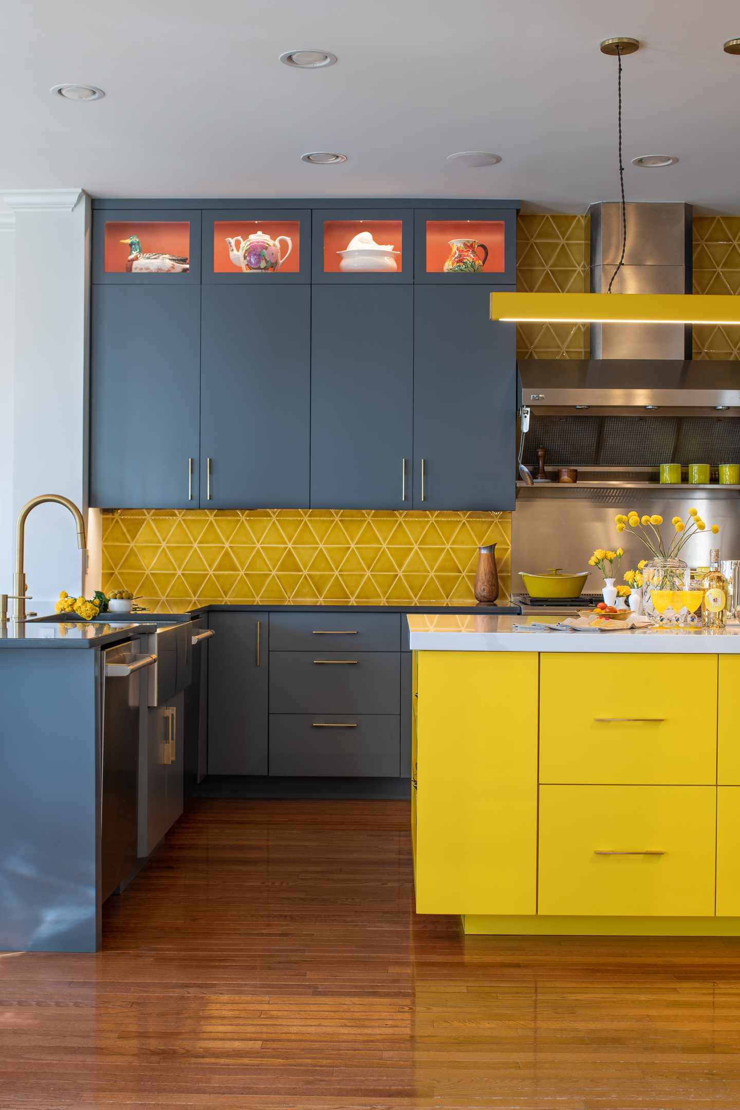 glass kitchen display cabinets styling tips