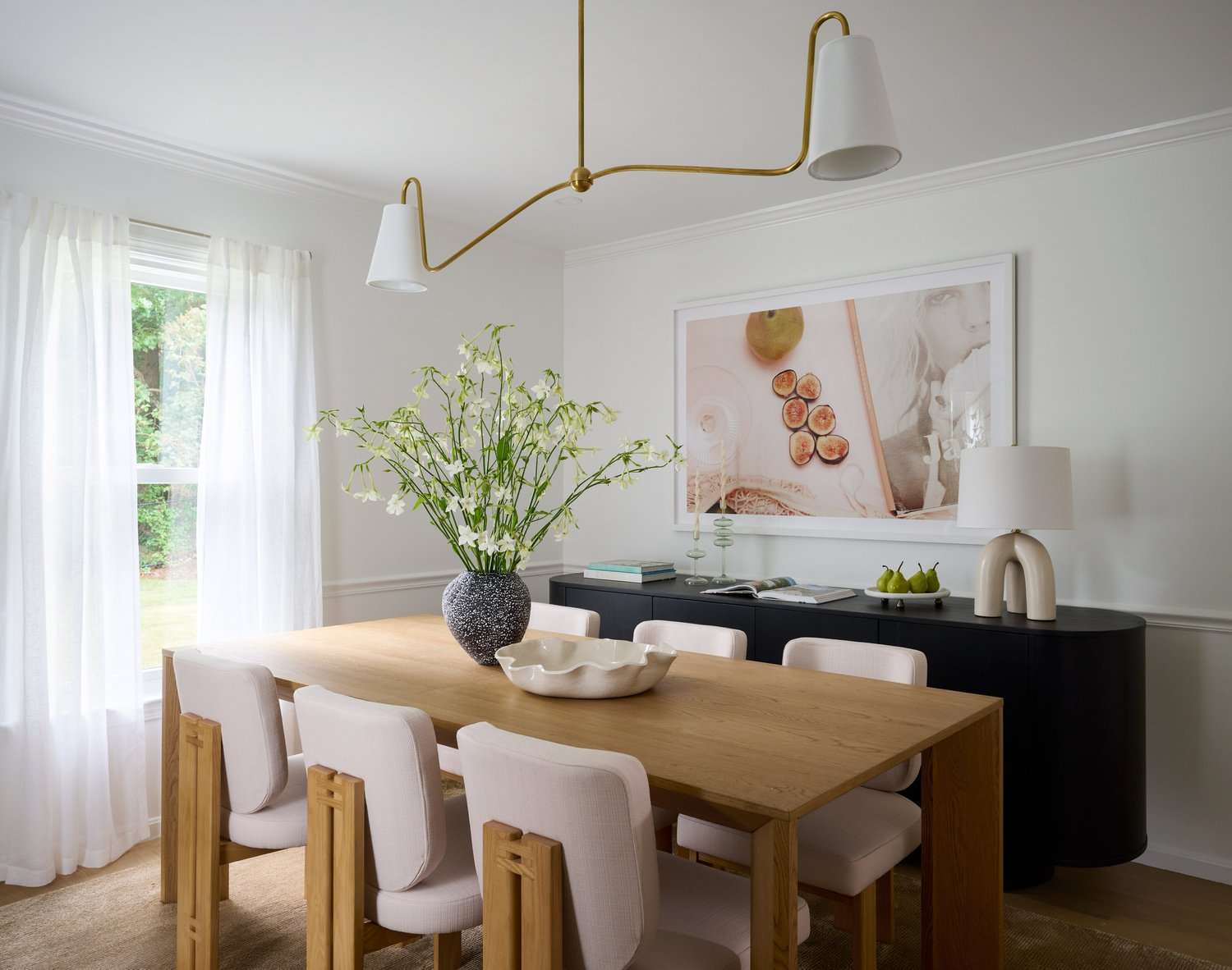 Design chaleureux et organique d'une salle à manger.