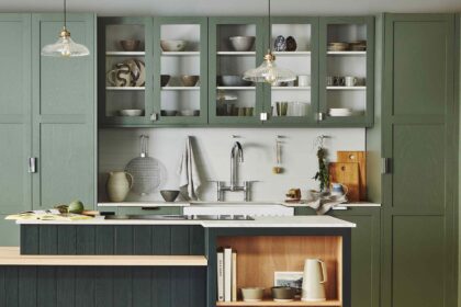 Nous avons demandé à des designers comment aménager des vitrines en verre pour éviter un look encombré, et nous prenons des notes.