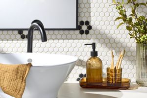 Petite salle de bain démodée avec des carreaux de mosaïque