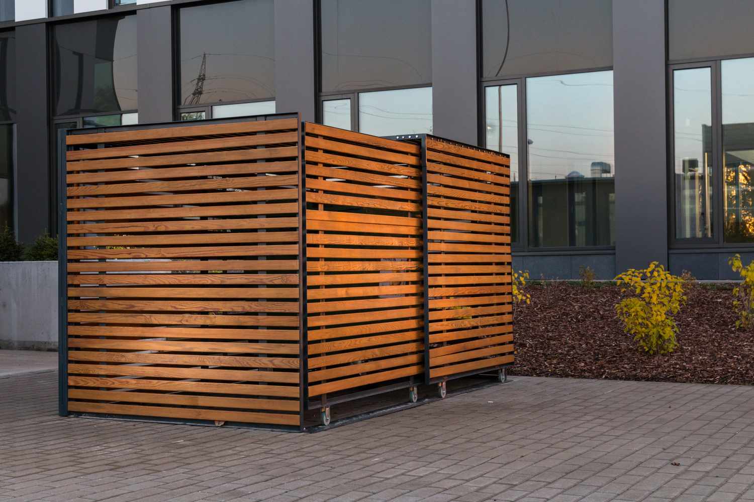 Enclos en bois pour les poubelles