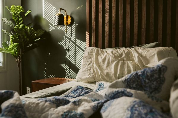 Lit préparé avec un éclairage d'ambiance dans la chambre