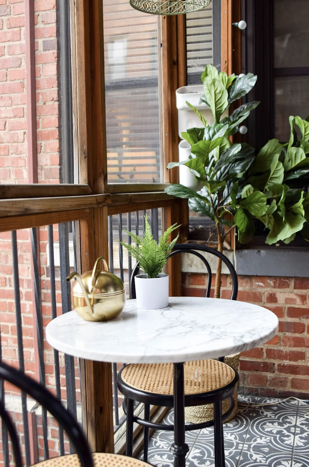 Petite table de bistro et chaises sur un balcon