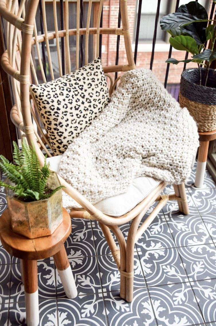 Plaid sur une chaise de balcon