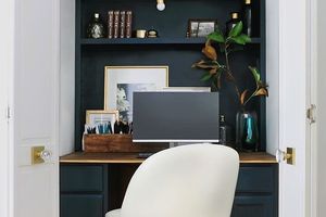 bureau bleu marine intégré à un placard
