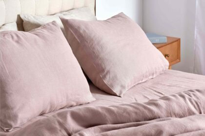 6 Signes Subtils Qui Indiquent Qu’il Est Temps De Changer Votre Linge De Lit Plus Tôt Que Prévu (Selon Les Pros du Tissu)