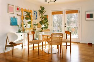 Salle à manger avec décoration pop art et chaises en rotin