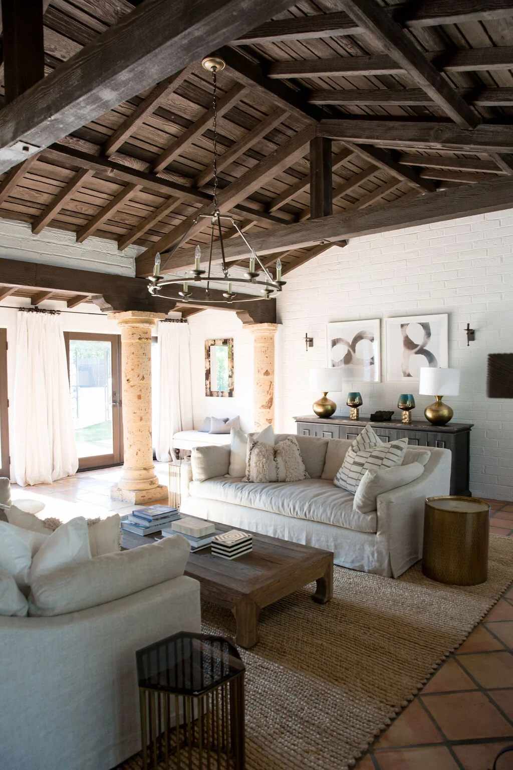 Salon avec plafond en bois et murs blancs