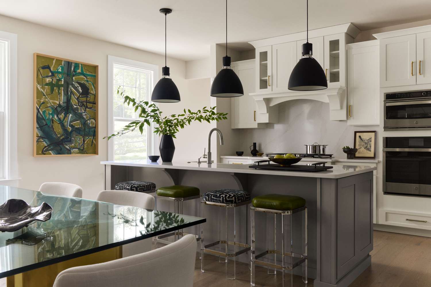 Cuisine MCM avec une palette de couleurs modernes et naturelles.