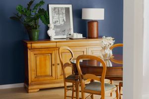 Salon traditionnel avec des meubles en bois et de la peinture bleu marine