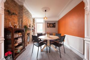 Intérieur de salle à manger avec une peinture murale orange vif