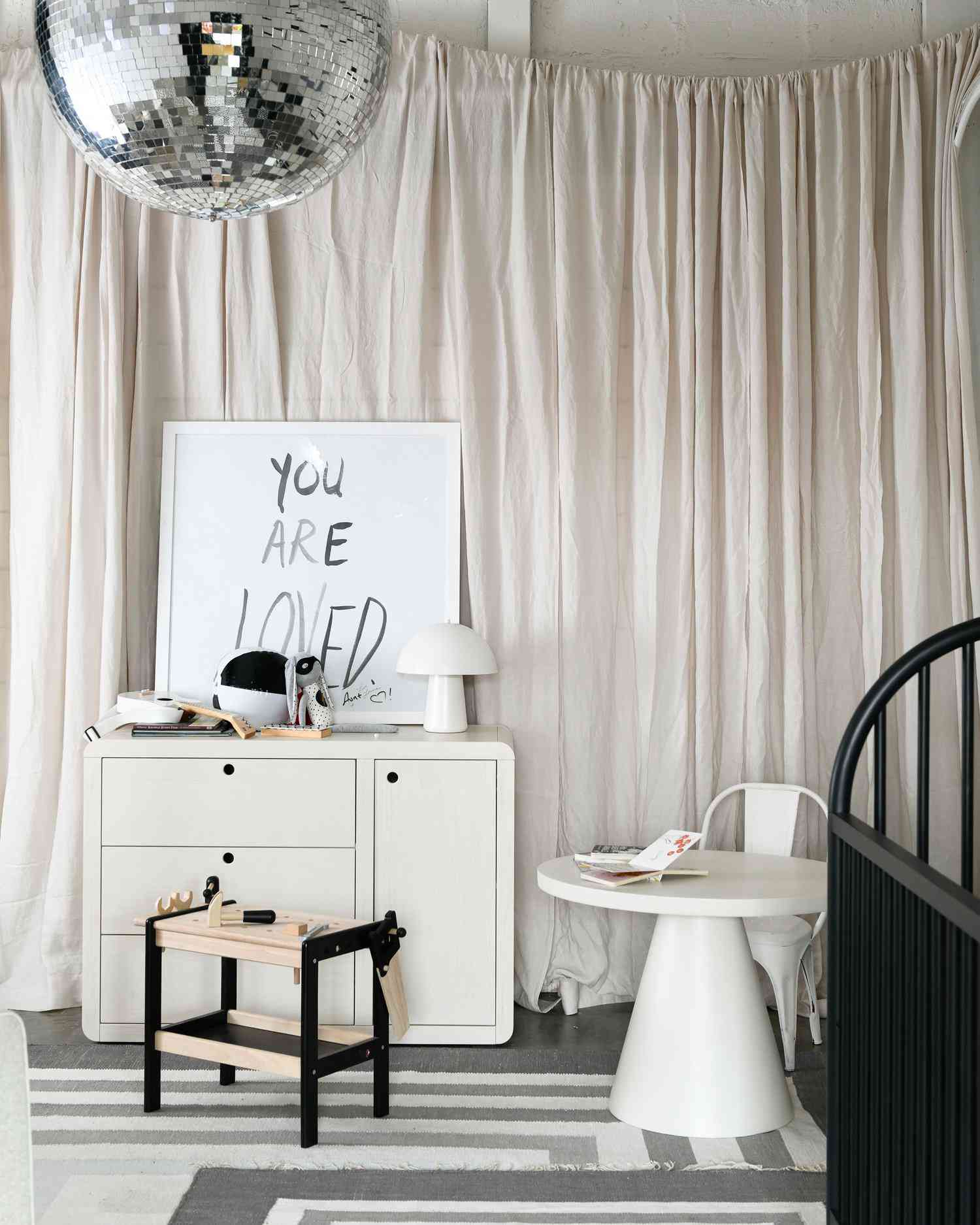 chambres d'enfants en noir et blanc qui ne sont pas enfantines