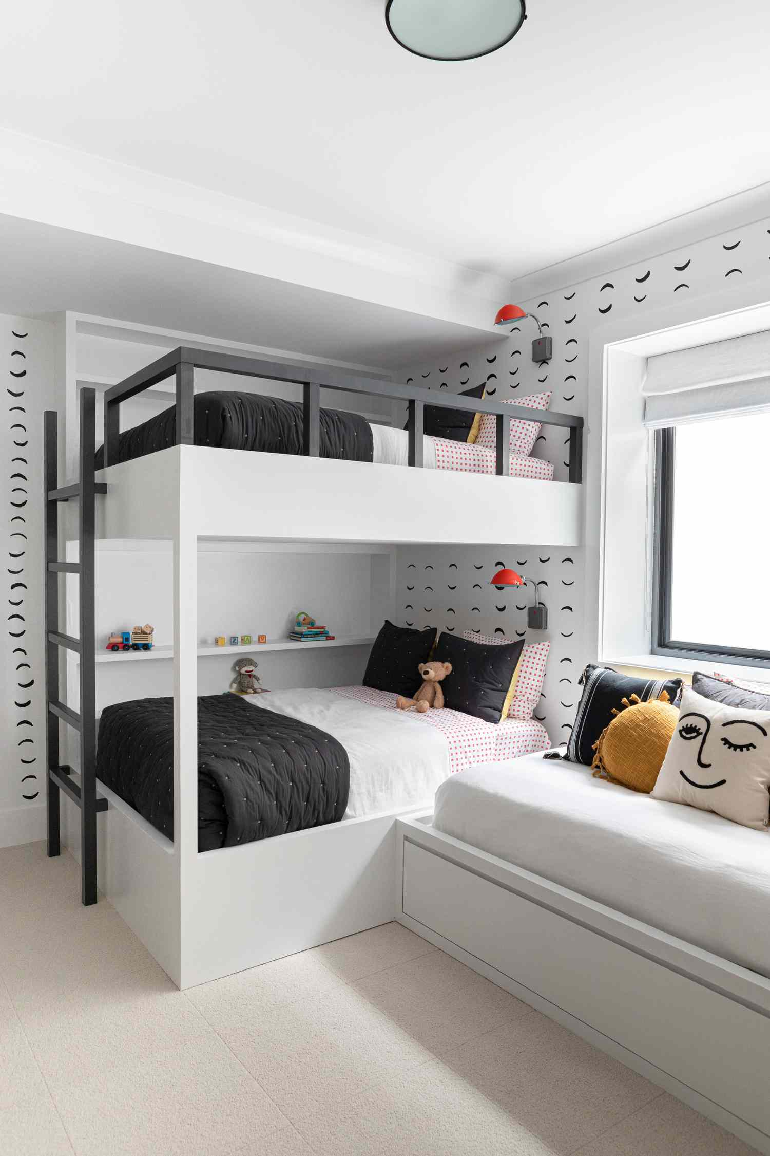 dortoir d'enfants noir et blanc avec lits superposés