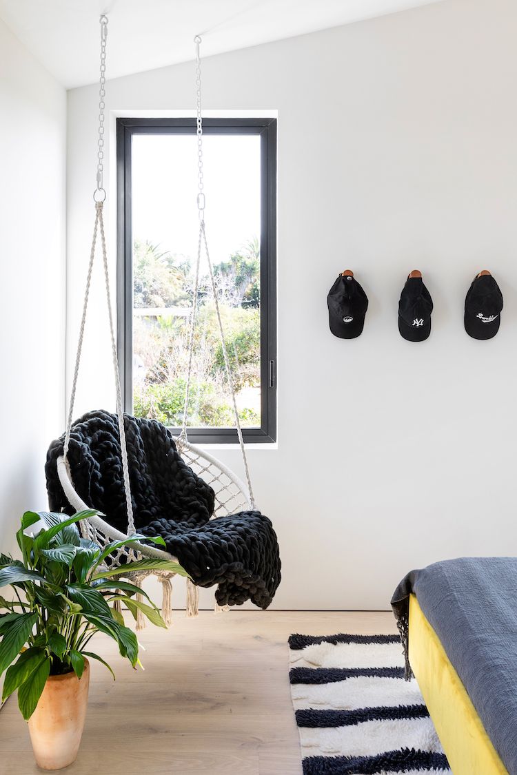 chambre d'enfant en noir et blanc avec chaise suspendue