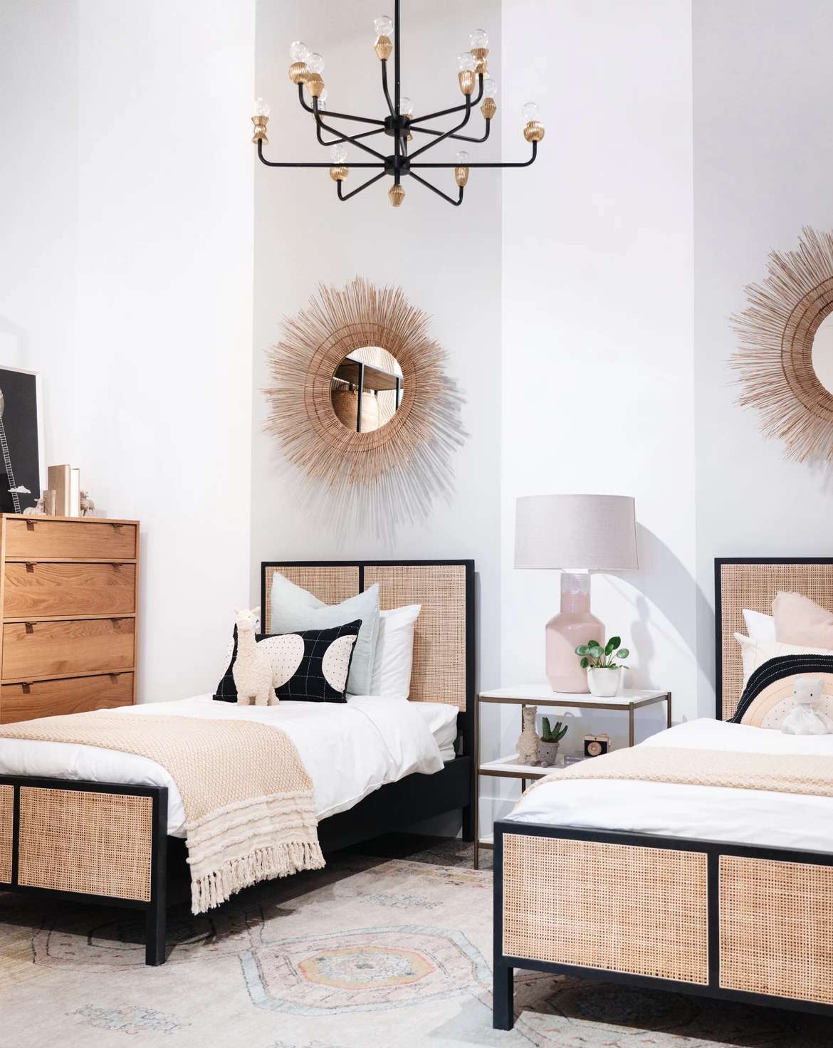 chambre d'enfant partagée noire et blanche