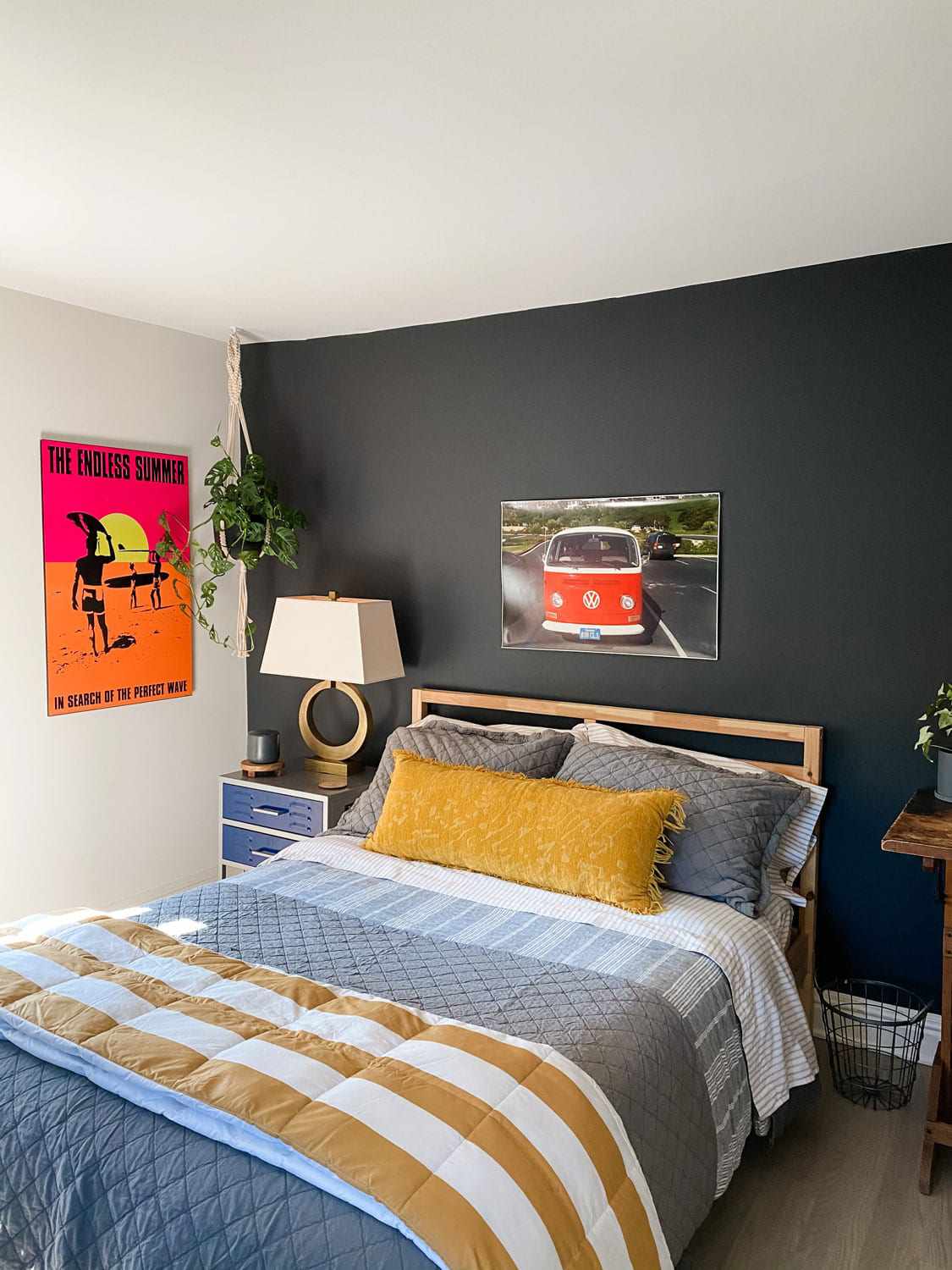 mur d'accent noir dans une chambre d'enfant avec des murs blancs