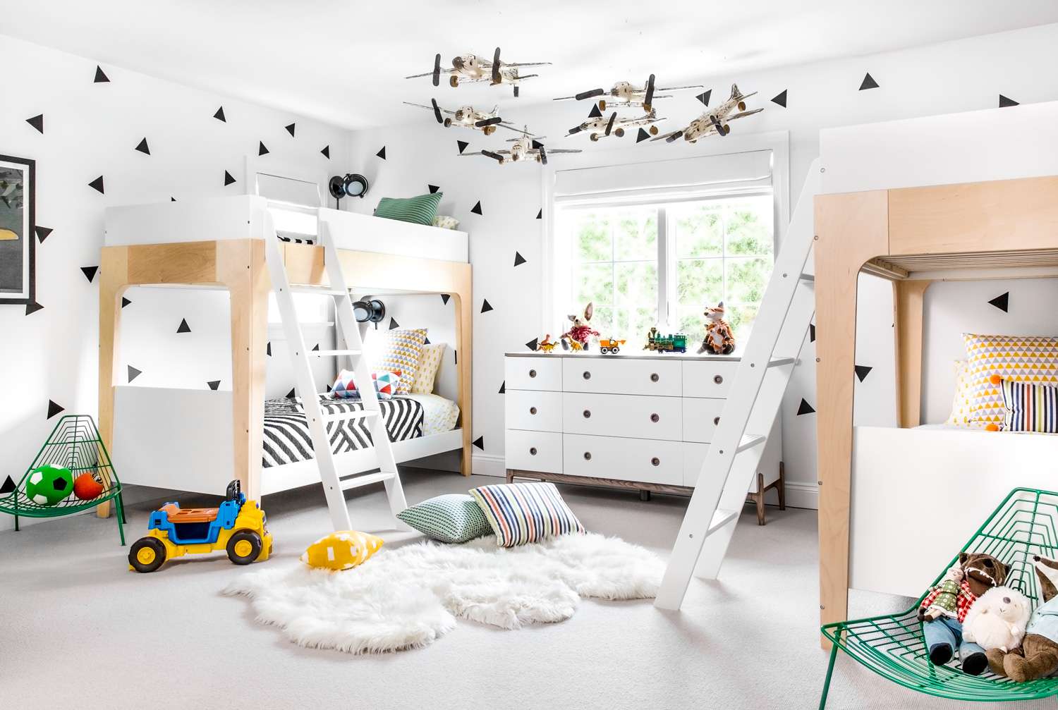chambre d'enfant scandinave noire et blanche