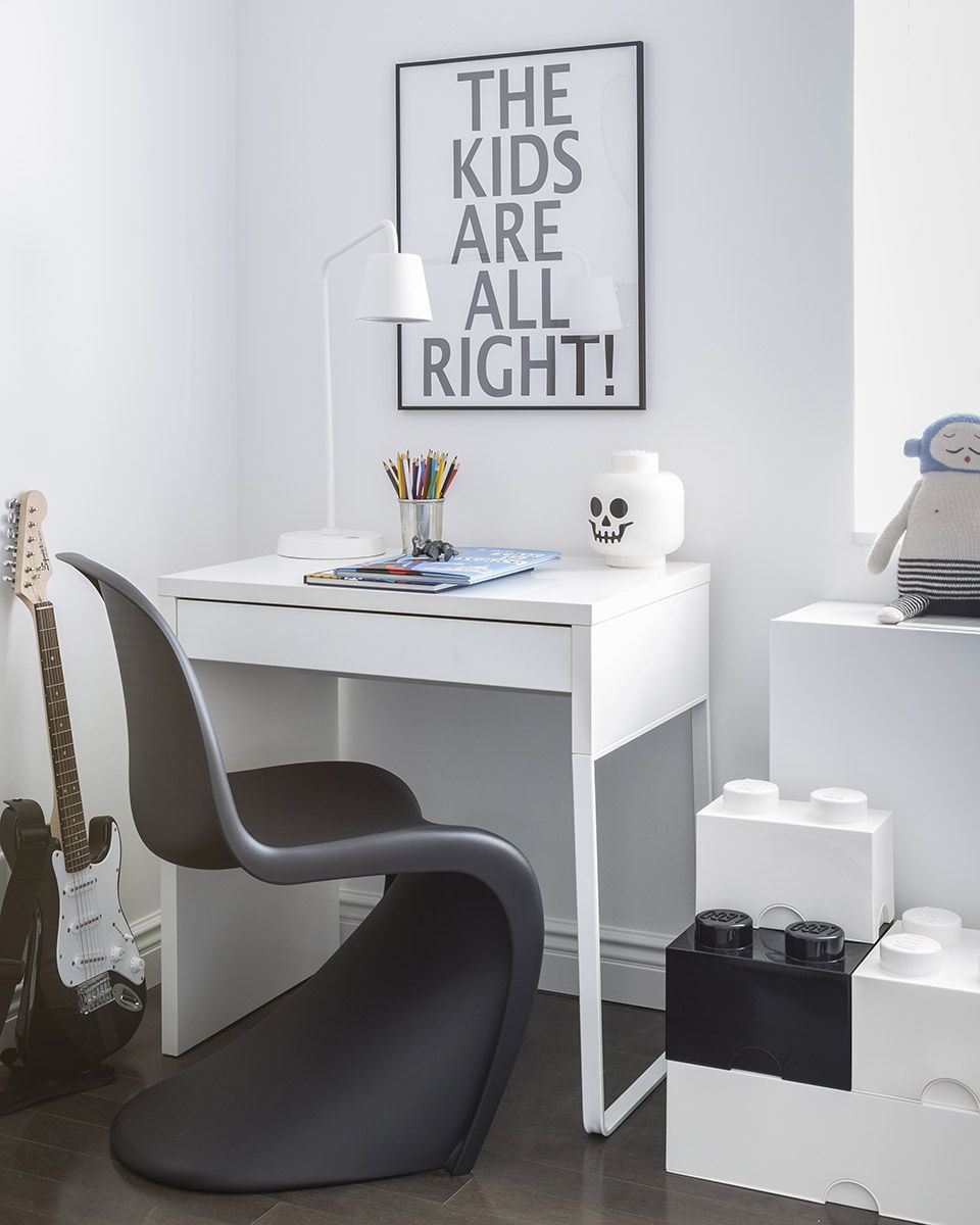 coin bureau dans une chambre d'enfant noire et blanche