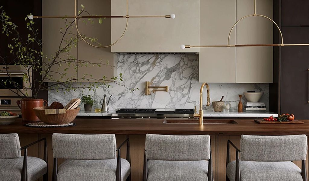 Cuisine Ashley Montgomery Design avec robinet de remplissage au-dessus de la cuisinière