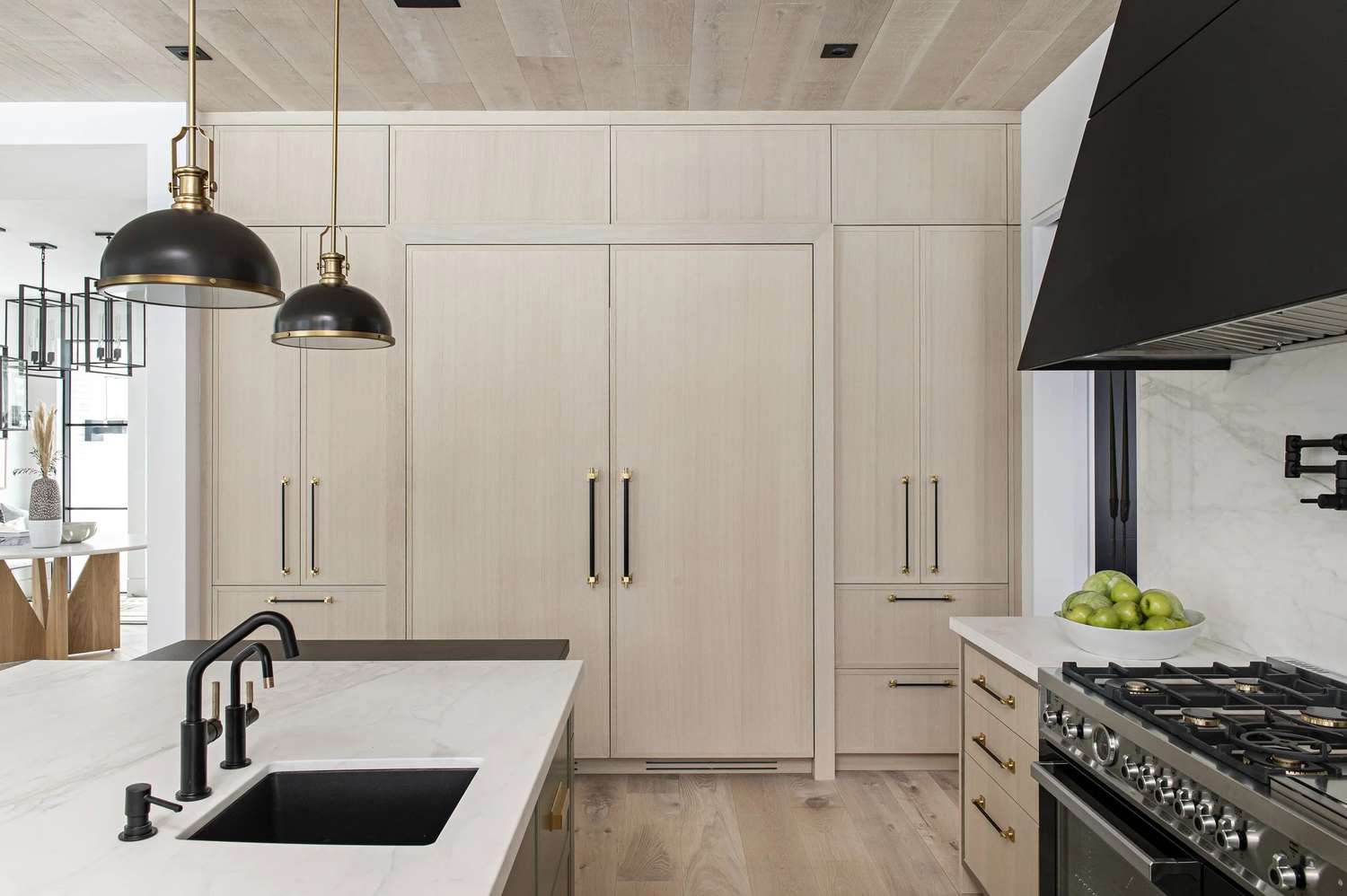 Cuisine avec plafond en lambris clair