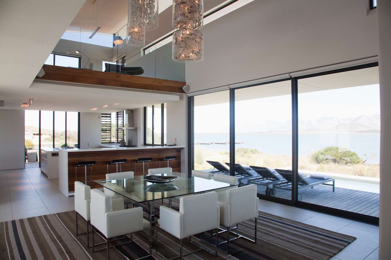 salle à manger avec mobilier épuré