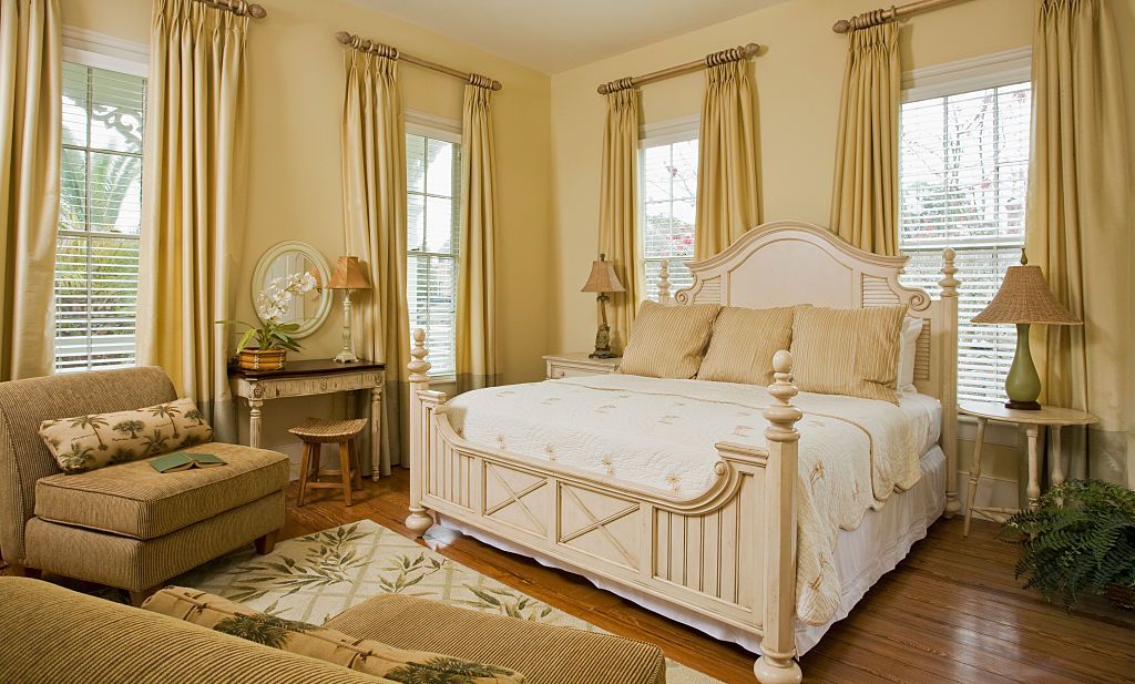 Lit king en bois dans une chambre opulente. (Photo par : Jumping Rocks/Universal Images Group via Getty Images)